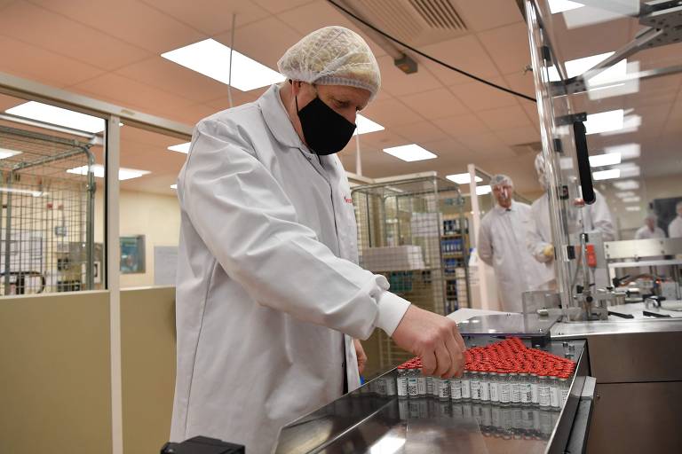 O premiê Boris Johnson acompanha produção de vaina da Oxford em  Wrexham (Gales); o governo fez um acordo com a farnacêutica Wockhardt para aumentar a produção de vacinas
