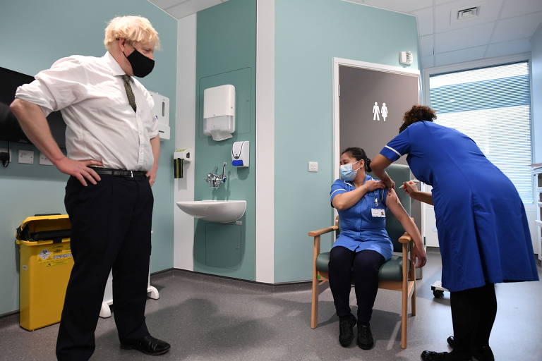 Boris Johnson acompanha administração de vacina da Oxford/AstraZeneca no hospital Chase Farm, em Londres
