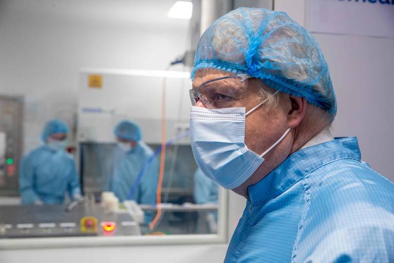 Boris Johnson visita produção da vacina de Oxford/Astrazeneca
