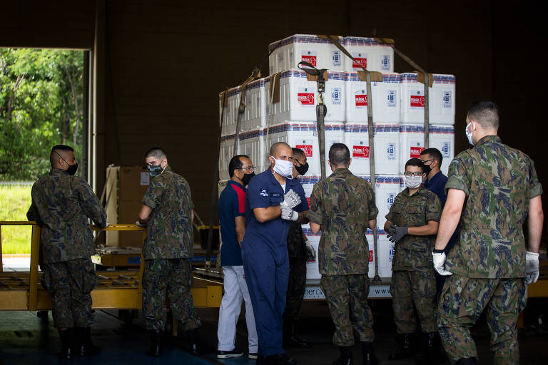 Militares da Força Aérea Brasileira embarcam lotes da Coronavac no Aeroporto Internacional de Guarulhos (SP) 