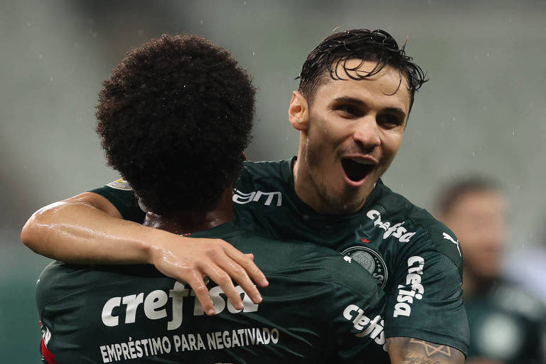 Raphael Veiga comemora junto com Luiz Adriano um dos gols que ele marcou contra o Corinthians