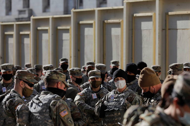 Membros da Guarda Nacional próximos ao prédio do Capitólio, em Washington, na véspera da posse de Joe Biden