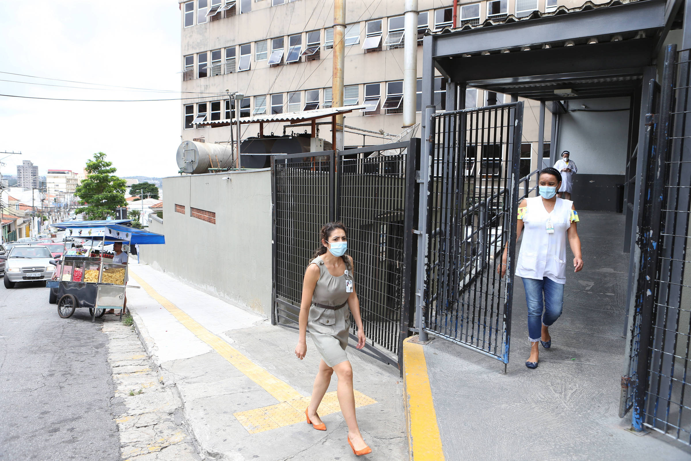 A rotina de auxiliares de limpeza na linha de frente do combate à covid-19