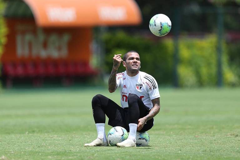 Daniel Alves durante treino do São Paulo
