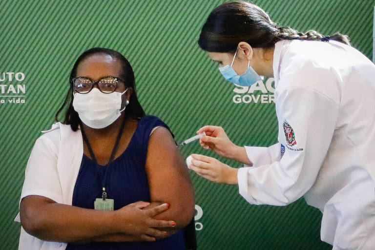 A enfermeira Monica Calazans recebe a primeira dose da vacina contra a Covid-19 aplicada no Brasil