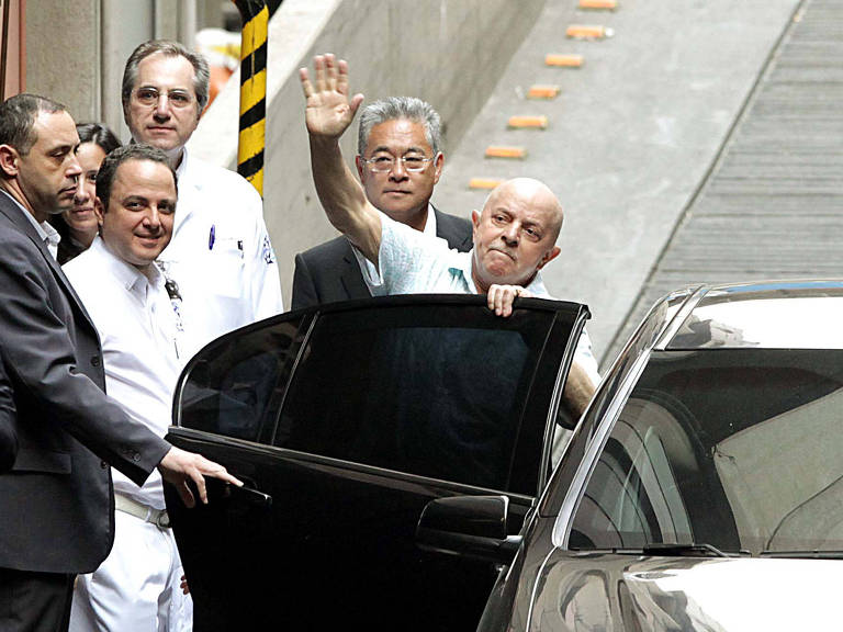 O ex-presidente Luiz Inácio Lula da Silva (PT) no Hospital Sírio-Libanês, em São Paulo (SP), quando fez um tratamento de radioterapia devido ao câncer na laringe