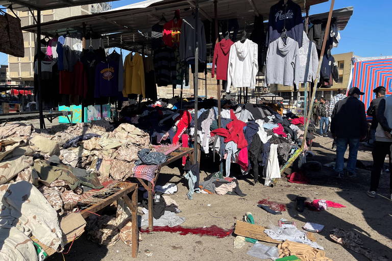 Mercado de roupas no centro de Bagdá após ataque feito por dois homens-bomba