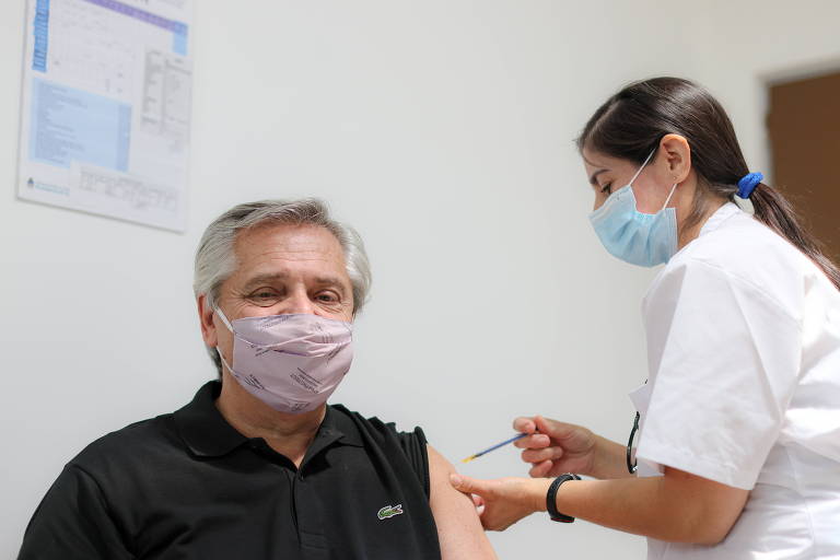 O presidente argentino, Alberto Fernández, toma vacina russa em Buenos Aires