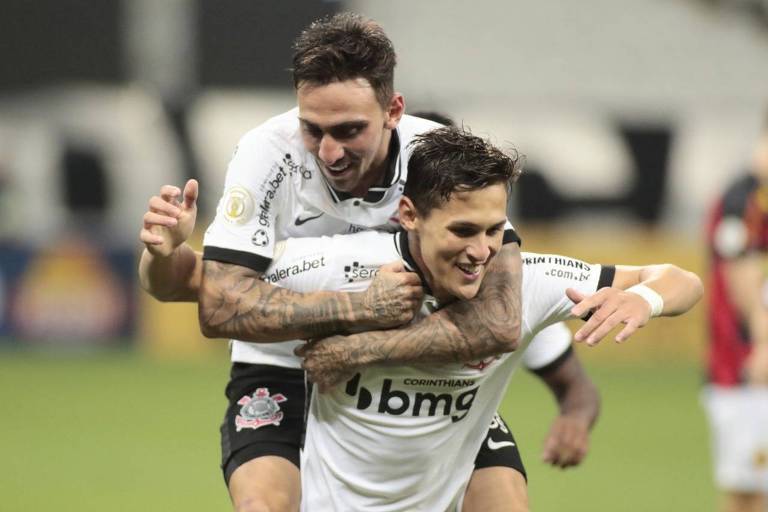 Gustavo Silva abraça Mateus Vital ao comemorar gol do Corinthians sobre o Sport