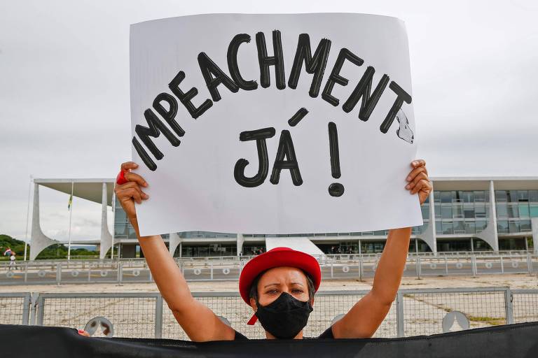 Manifestante com cartaz pró-impeachment em frente ao Palácio do Planalto, em Brasília