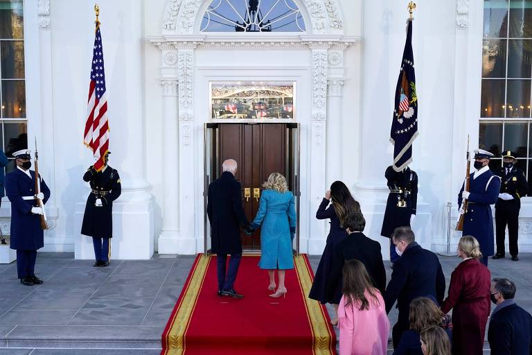 O presidente Joe Biden e a primeira-dama Jill Biden aguardam abertura do Pórtico Norte da Casa Branca