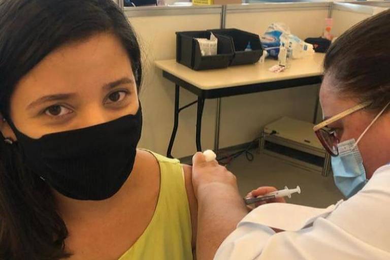 Tamires Pereira, funcionária do setor de Relações Institucionais do HC que foi vacinada