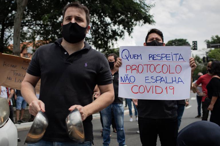 Protesto de proprietários de restaurantes na avenida Morumbi, em São Paulo, contra o aumento das restrições por causa da entrada na fase vermelha