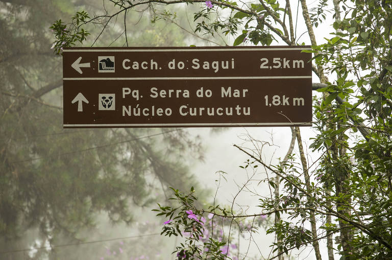 Sinalização para automóveis em direção à cachoeira do Sagui