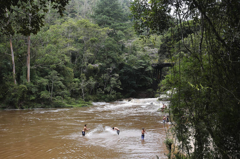 Público se diverte na cachoeira Marsilac