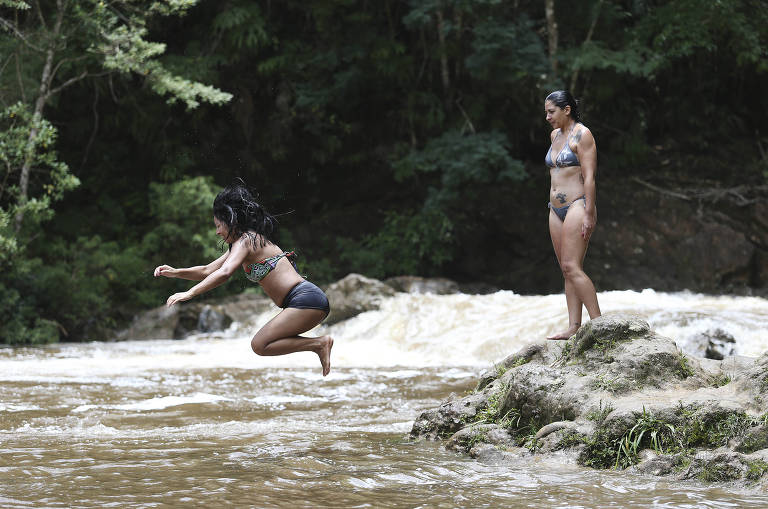 Banhistas na Cachoeira Marsilac, no rio Capivari 