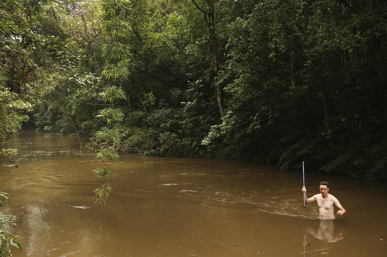 O guia Lucas Vieira Duarte, 29, atravessa o rio Capivari na trilha que leva à Cachoeira dos Manacás