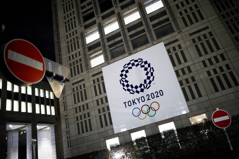 Logo dos Jogos do Japão no prédio do escritório do governo metropolitano de Tóquio

