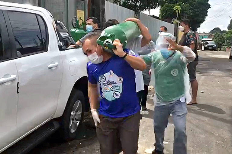 Parentes de pacientes internados no Serviço de Pronto-Atendimento do bairro Redenção, na zona centro-oeste de Manaus, se desesperam com chegada de cilindro de oxigênio na unidade.