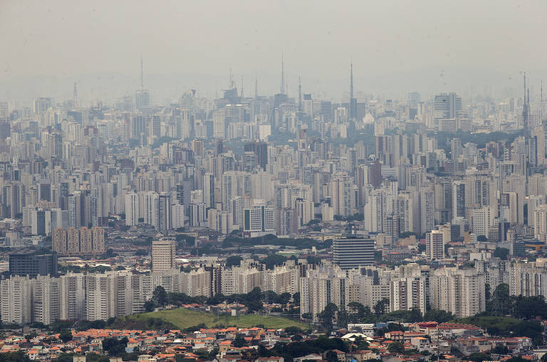 Vista área de São Paulo a partir do Pico do Jaraguá mostra conjunto de prédios