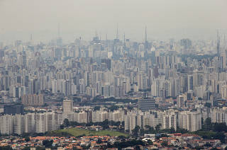 Vista aerea de Sao Paulo a partir do Pico do Jaragua. Monitoramento da Cetesb mostra que reducao de circulacao no comeco da quarentena melhorou a qualidade do ar em SP. Poluentes emitidos por automoveis diminuram na pandemia