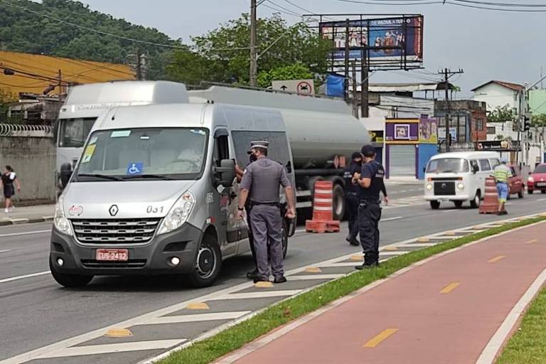 Prefeitura de Santos realiza barreiras sanitárias nas entradas da cidade para impedir entrada de vans e ônibus com turistas de um dia