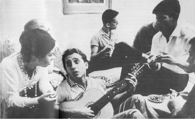 Nara Leão e Roberto Menescal em fotografia de 1960 reproduzida na biografia 'Ninguém Pode com Nara Leão', de Tom Cardoso