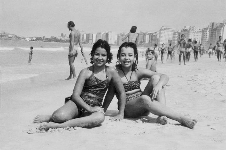Nara Leão (à direita) na praia de Copabana em 1950 em fotografia reproduzida na biografia 'Ninguém Pode com Nara Leão', de Tom Cardoso