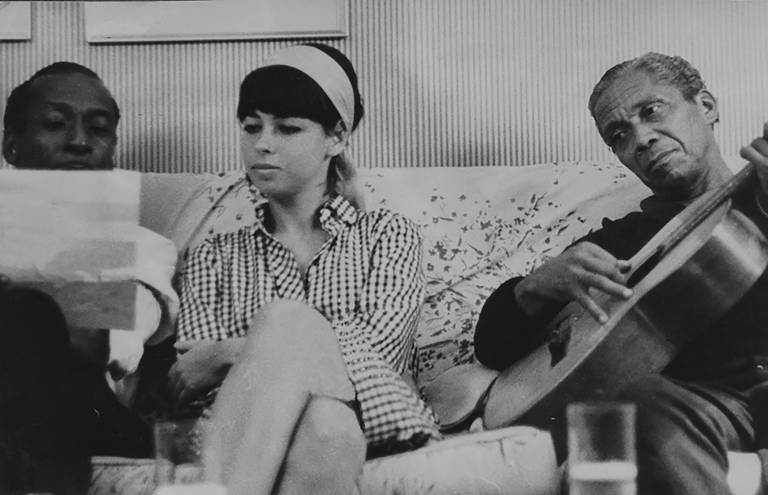 Nara Leão e Nelson Cavaquinho (à direita) em fotografia de 1963 reproduzida na biografia 'Ninguém Pode com Nara Leão', de Tom Cardoso