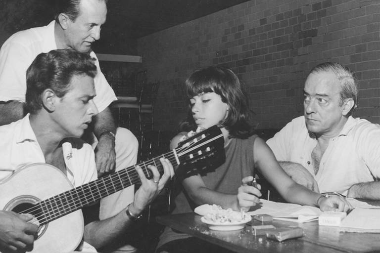 Nara Leão em fotografia de 1963 reproduzida na biografia 'Ninguém Pode com Nara Leão', de Tom Cardoso