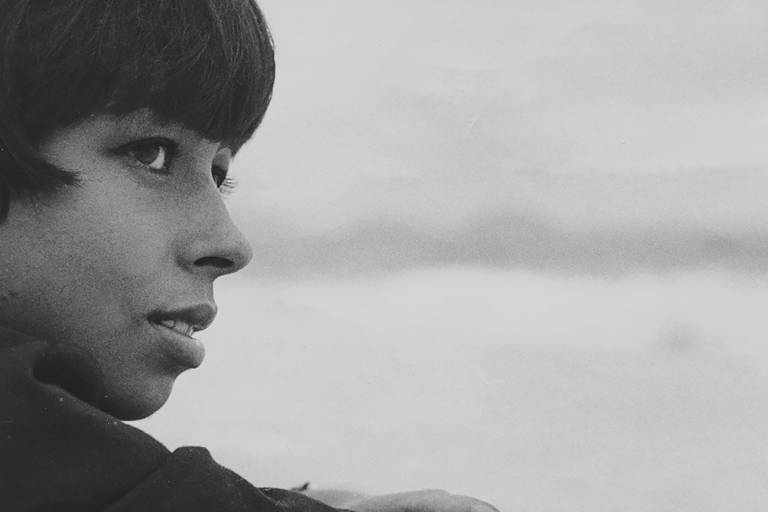 Nara Leão posa na praia do Arpoador, no Rio de Janeiro, em fotografia de 1963 reproduzida na biografia 'Ninguém Pode com Nara Leão', de Tom Cardoso