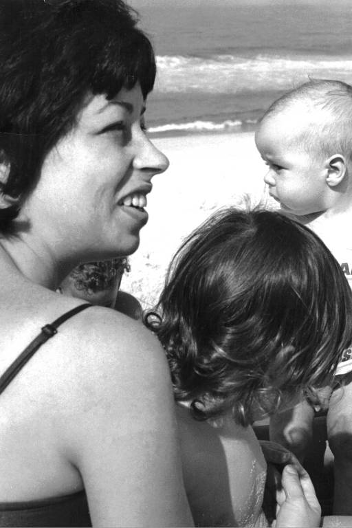 Nara Leão e os filhos na praia do Leblon em fotografia de 1972 reproduzida na biografia 'Ninguém Pode com Nara Leão', de Tom Cardoso