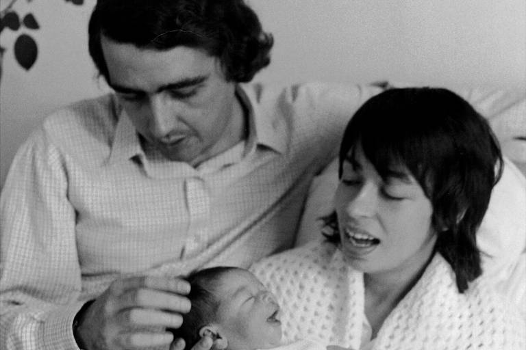 Cacá Diegues, Nara Leão e a filha, Isabel, em fotografia de 1970 reproduzida na biografia 'Ninguém Pode com Nara Leão', de Tom Cardoso