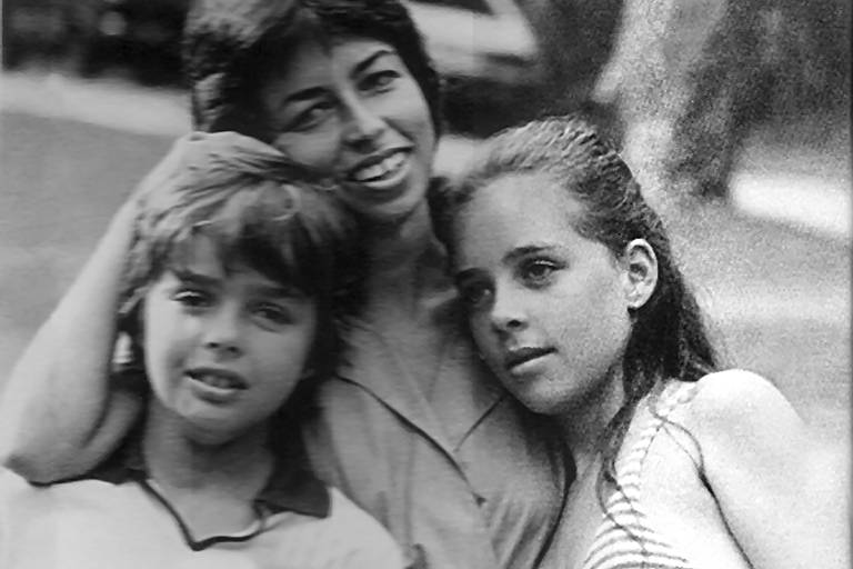 Nara Leão e os filhos, Francisco e Isabel, em fotografia de 1982 reproduzida na biografia 'Ninguém Pode com Nara Leão', de Tom Cardoso