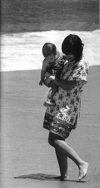 Nara Leão e a filho, Francisco, em fotografia de 1973 reproduzida na biografia 'Ninguém Pode com Nara Leão', de Tom Cardoso