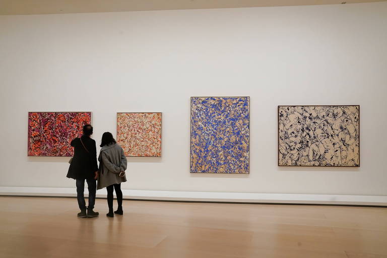 Visitantes do Guggenheim Museum, em Nova York, observam pinturas da artista Lee Krasner