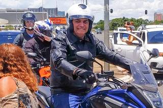 Sem máscara, o presidente Jair Bolsonaro passeia de moto por Brasília 
