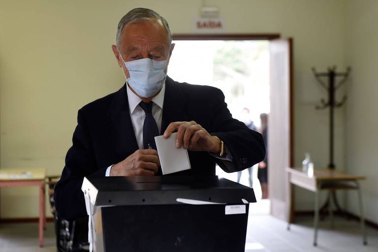O presidente e candidato à reeleição Marcelo Rebelo de Sousa vota na vila de Celorico de Basto, em Portugal 

