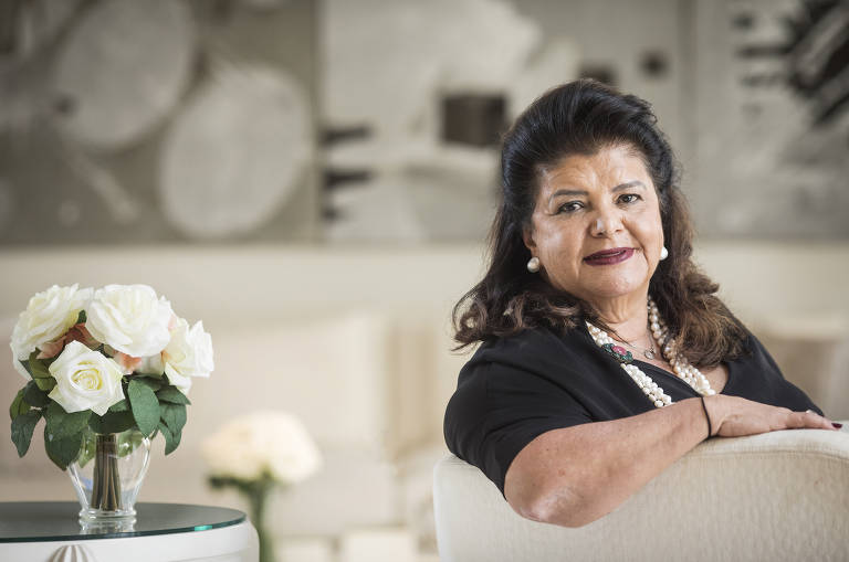 A empresária Luiza Trajano sentada em um sofá no apartamento dela, em 2020
