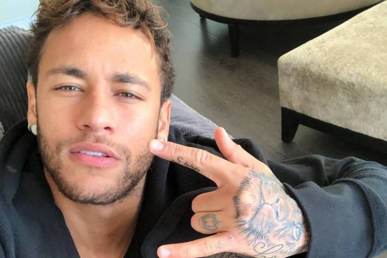 Neymar faz pose para foto