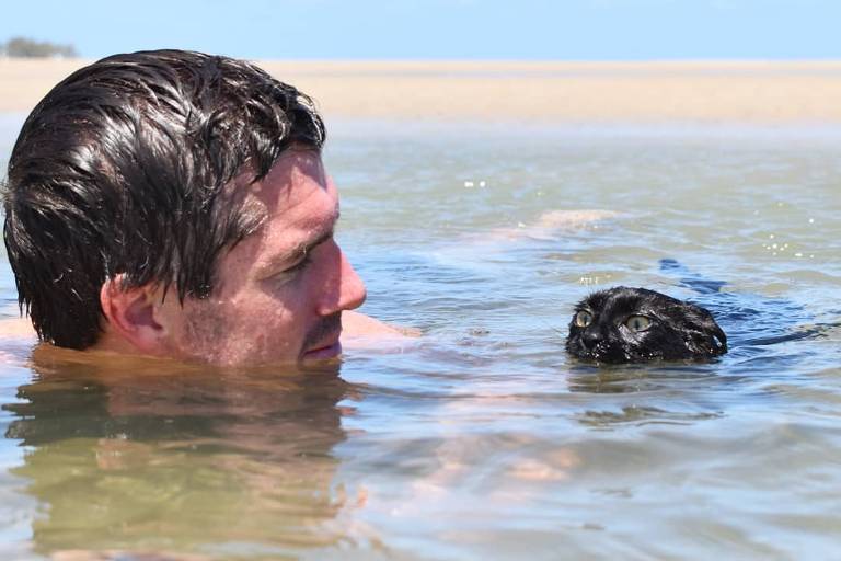 Nathan se diverte na água com Ryan Crandon