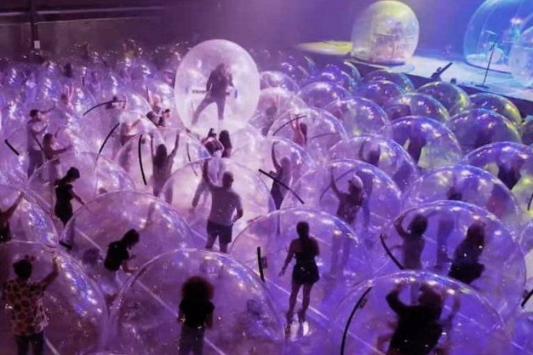 Banda Flaming Lips faz show com bolhas infláveis para respeitar o isolamento social