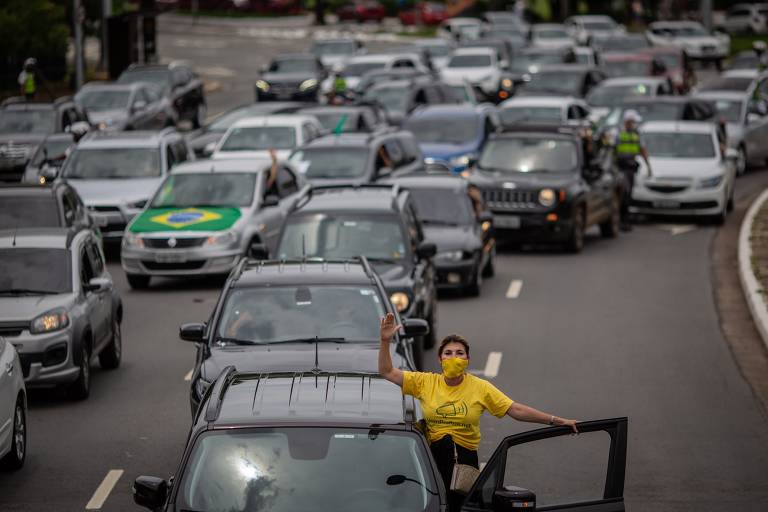 SÃO PAULO , SP, BRASIL, 24-01-2021:  Carreata de partidos e movimentos de direita pelo impeachment de Bolsonaro. Com concentração na Praça Charles Muller o final esta previsto para a região do Ibirapuera. (Foto: Bruno Santos/ Folhapress) *** FSP-PODER*** EXCLUSIVO FOLHA*** ORG XMIT: MANIFESTAÇÃO PELO IMPEACHMENT