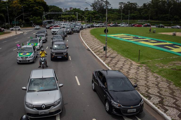 SÃO PAULO , SP, BRASIL, 24-01-2021:  Carreata de partidos e movimentos de direita pelo impeachment de Bolsonaro. Com concentração na Praça Charles Muller o final esta previsto para a região do Ibirapuera. (Foto: Bruno Santos/ Folhapress) *** FSP-PODER*** EXCLUSIVO FOLHA*** ORG XMIT: MANIFESTAÇÃO PELO IMPEACHMENT