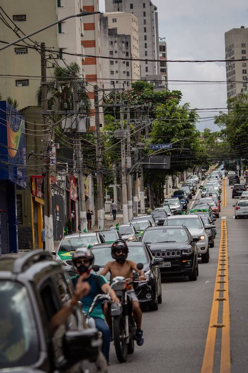 SÃO PAULO , SP, BRASIL, 24-01-2021:  Carreata de partidos e movimentos de direita pelo impeachment de Bolsonaro. Com concentração na Praça Charles Muller o final esta previsto para a região do Ibirapuera. (Foto: Bruno Santos/ Folhapress) *** FSP-PODER*** EXCLUSIVO FOLHA*** ORG XMIT: MANIFESTAÇÃO PELO IMPEACHMENT