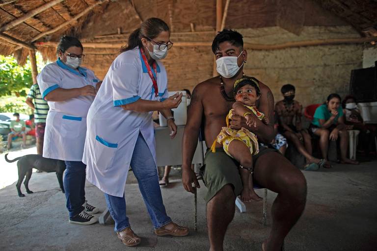 Indígena da etnia guarani recebe primeira dose da Coronavac em tribo de Maricá, no Rio de Janeiro