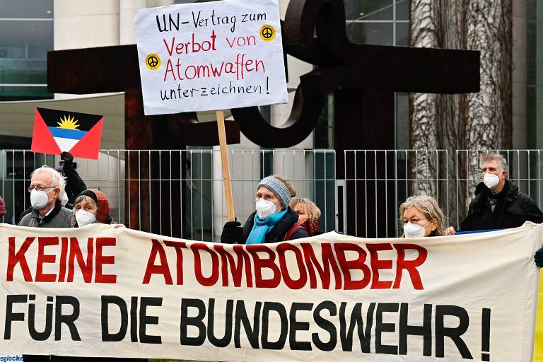Ativistas contra armas nucleares protestam diante da chancelaria em Berlim