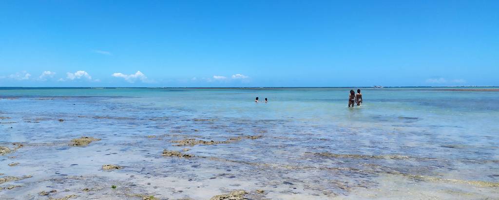 Turistas em piscinas naturais na praia de Moreré, na ilha de Boipeba (BA)