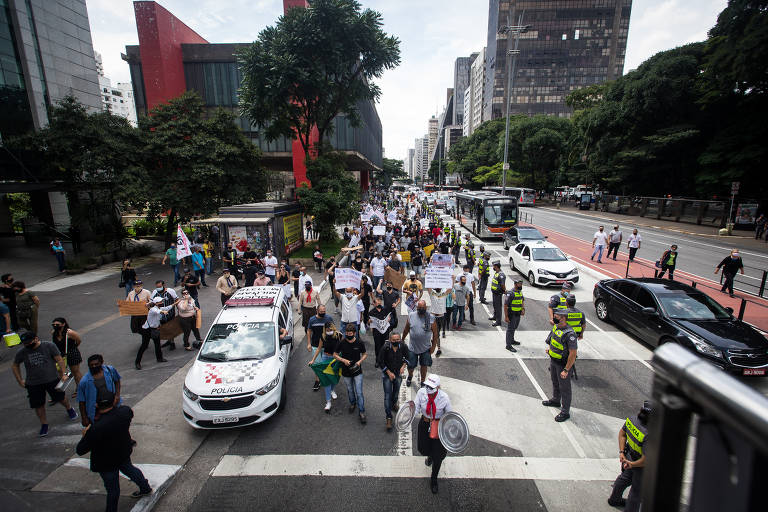 Manifestantes na avenina Paulista, em São Paulo, protestaram contra o retorno para fase vermelha
