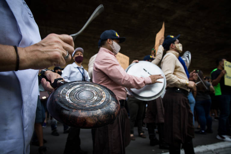 Manifestantes batem panelas durante manifestação contra o retorno à fase vermelha em São paulo